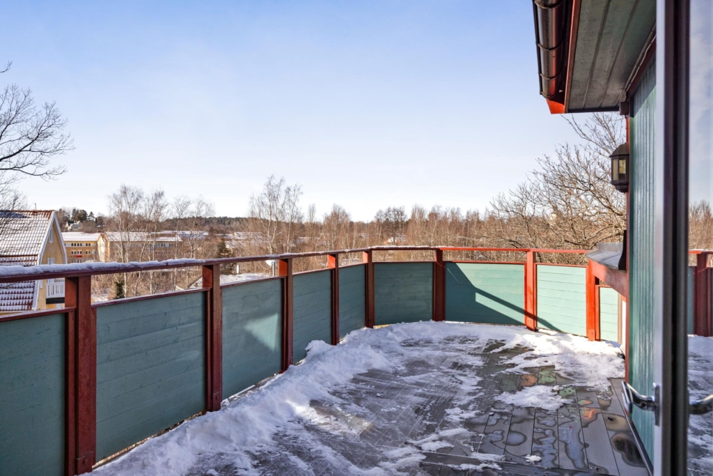 Rymlig villa med hänförande takhöjd och unik arkitektur. Sjöglimt och handduksavstånd till badplats.