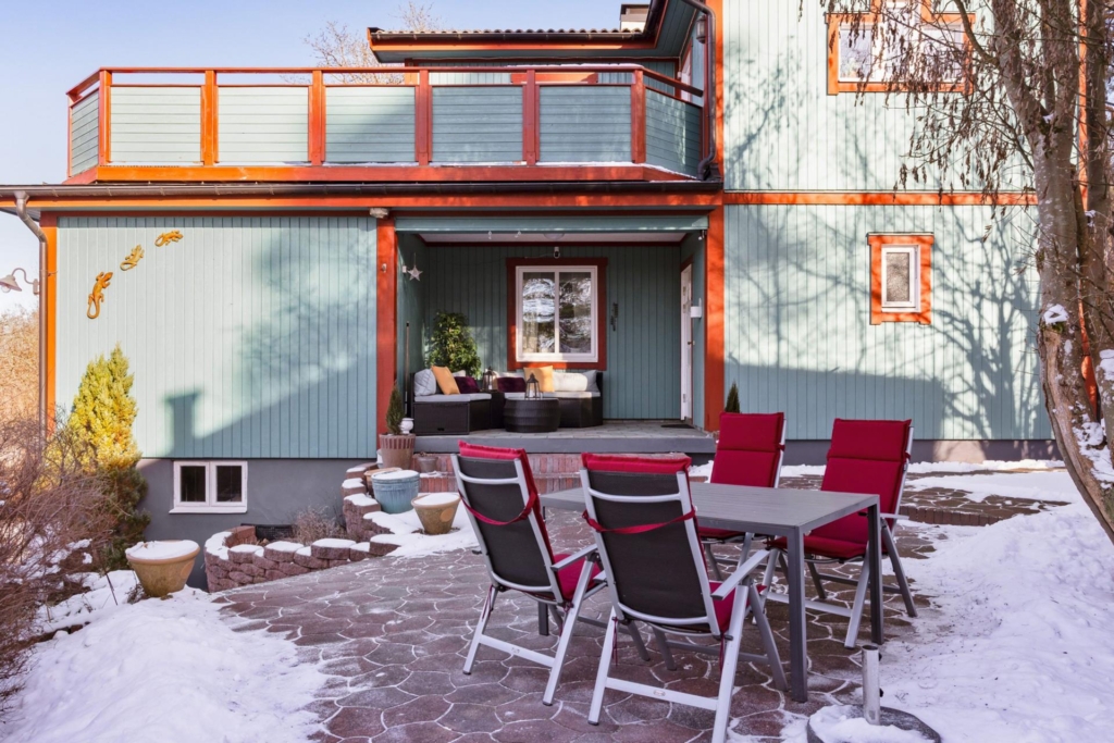 Rymlig villa med hänförande takhöjd och unik arkitektur. Sjöglimt och handduksavstånd till badplats.