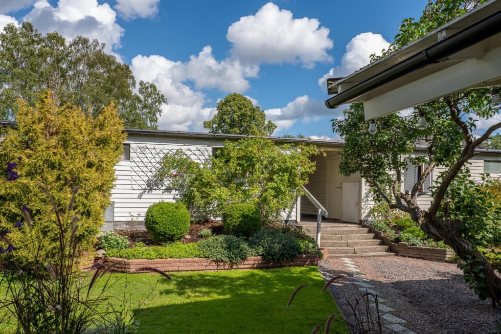 Radhus 4 rum och fin trädgård med blommor och bär!