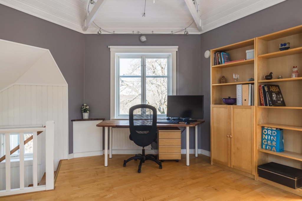 Rymlig villa med hänförande takhöjd och unik arkitektur. Sjöglimt och handduksavstånd till badplats.