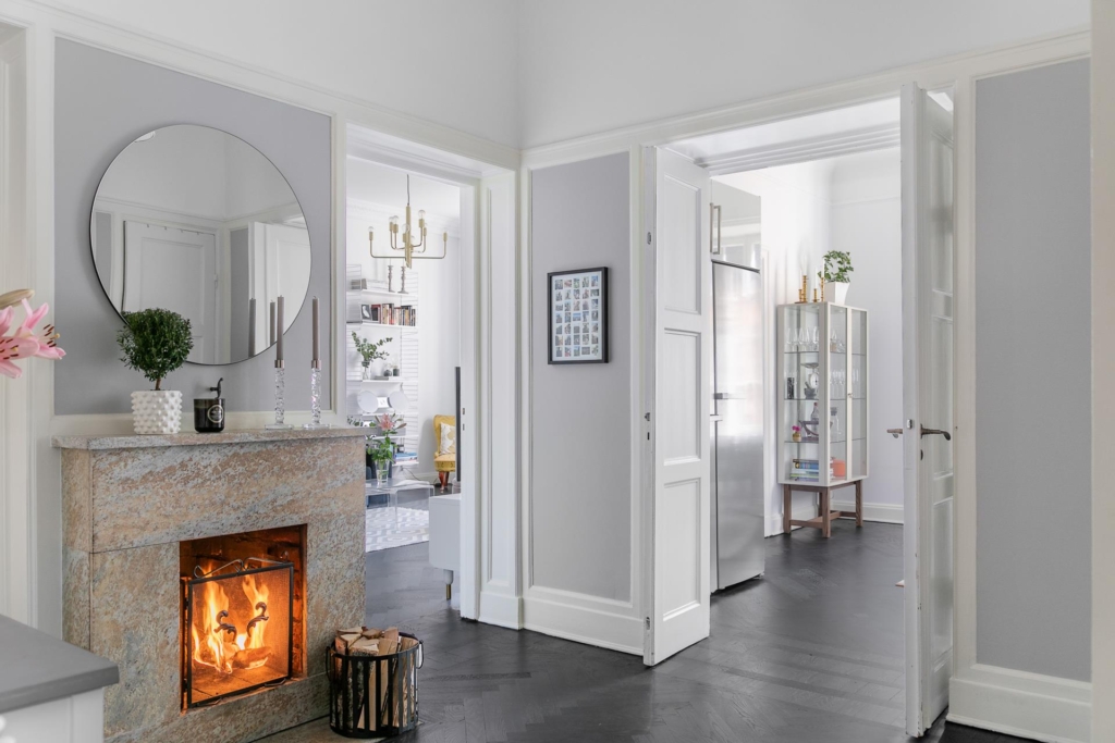 Vacker sekelskiftestrea med balkong och öppen spis i önskeläge i Vasastan!