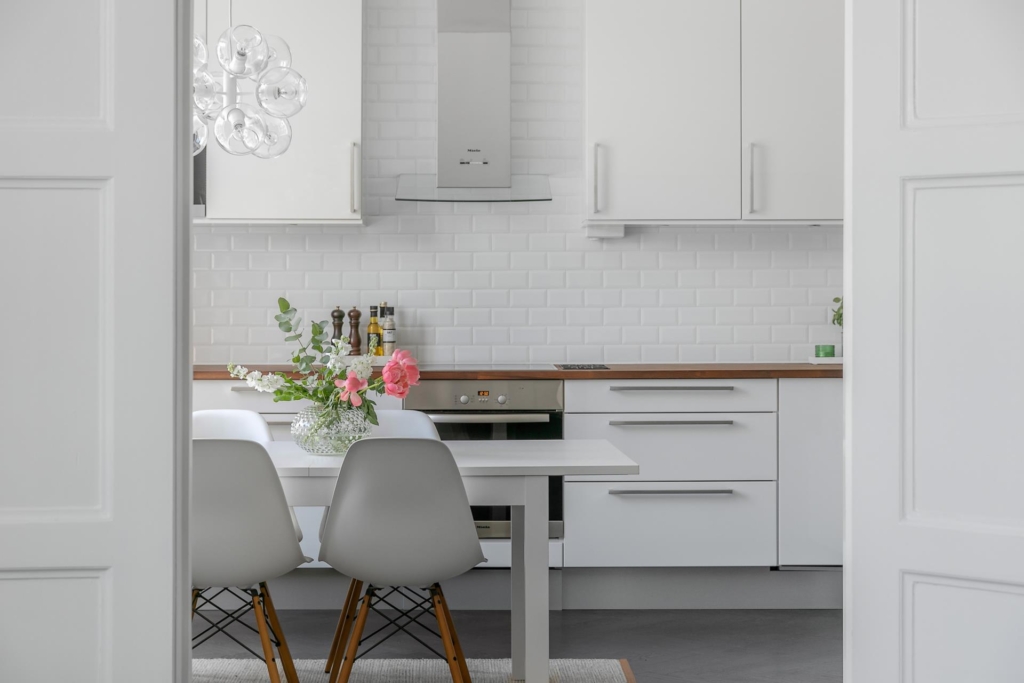 Vacker sekelskiftestrea med balkong och öppen spis i önskeläge i Vasastan!