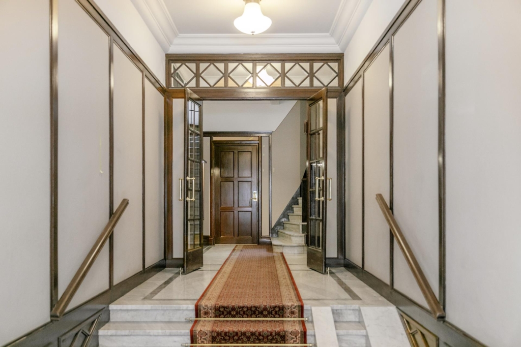 Vacker sekelskiftestrea med balkong och öppen spis i önskeläge i Vasastan!