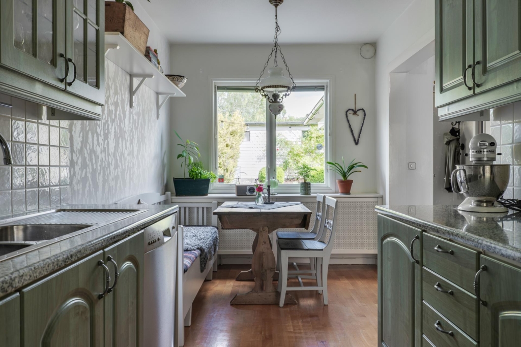 Radhus 4 rum och fin trädgård med blommor och bär!