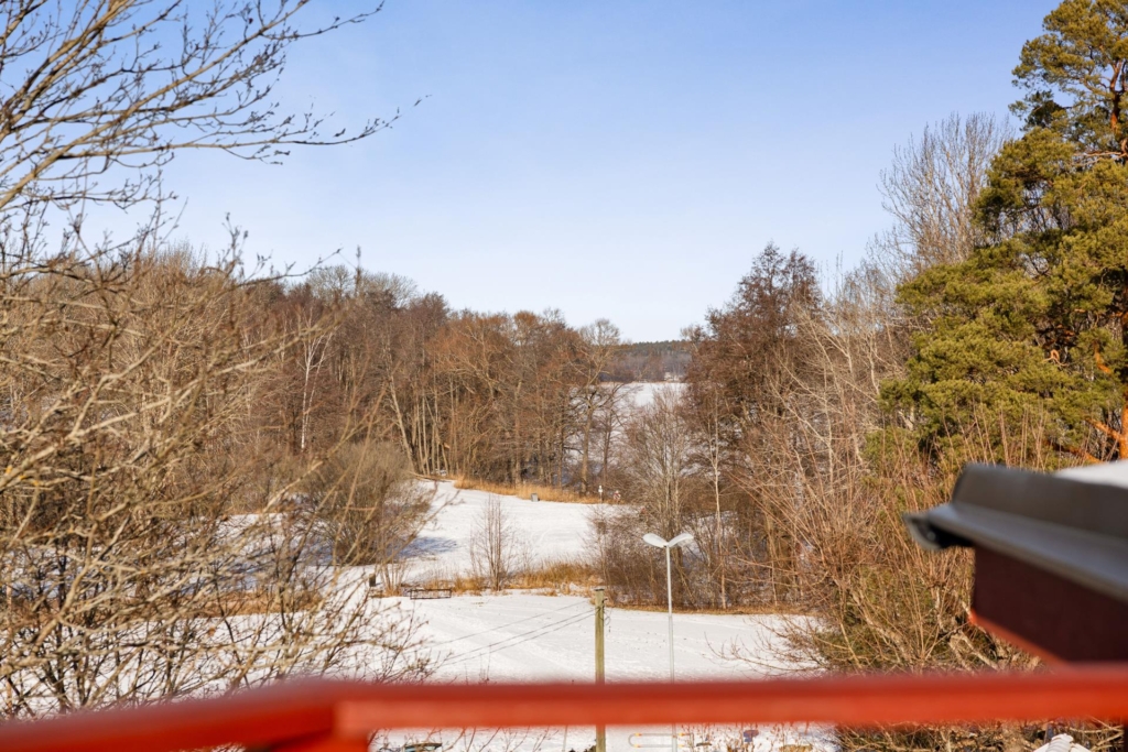 Rymlig villa med hänförande takhöjd och unik arkitektur. Sjöglimt och handduksavstånd till badplats.