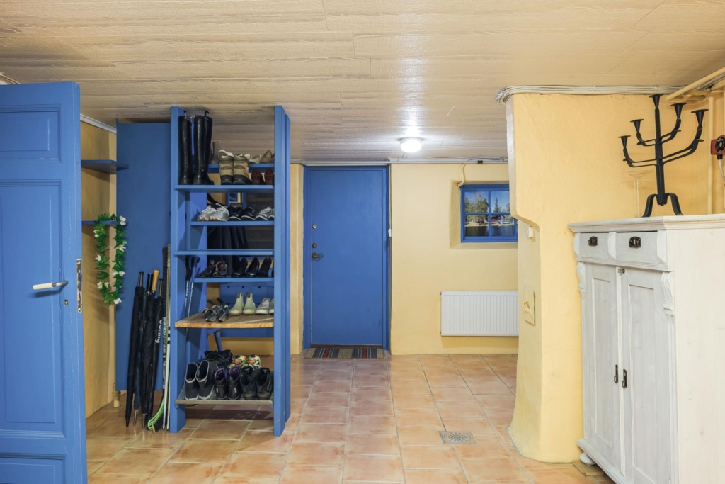 Rymlig villa med hänförande takhöjd och unik arkitektur. Sjöglimt och handduksavstånd till badplats.