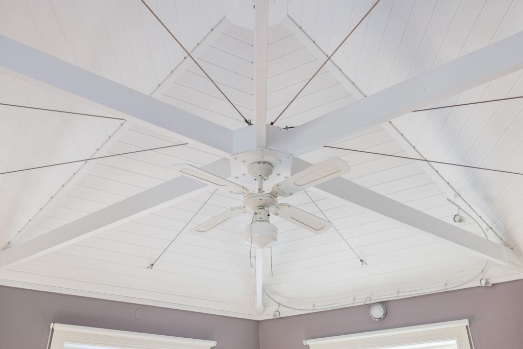 Rymlig villa med hänförande takhöjd och unik arkitektur. Sjöglimt och handduksavstånd till badplats.