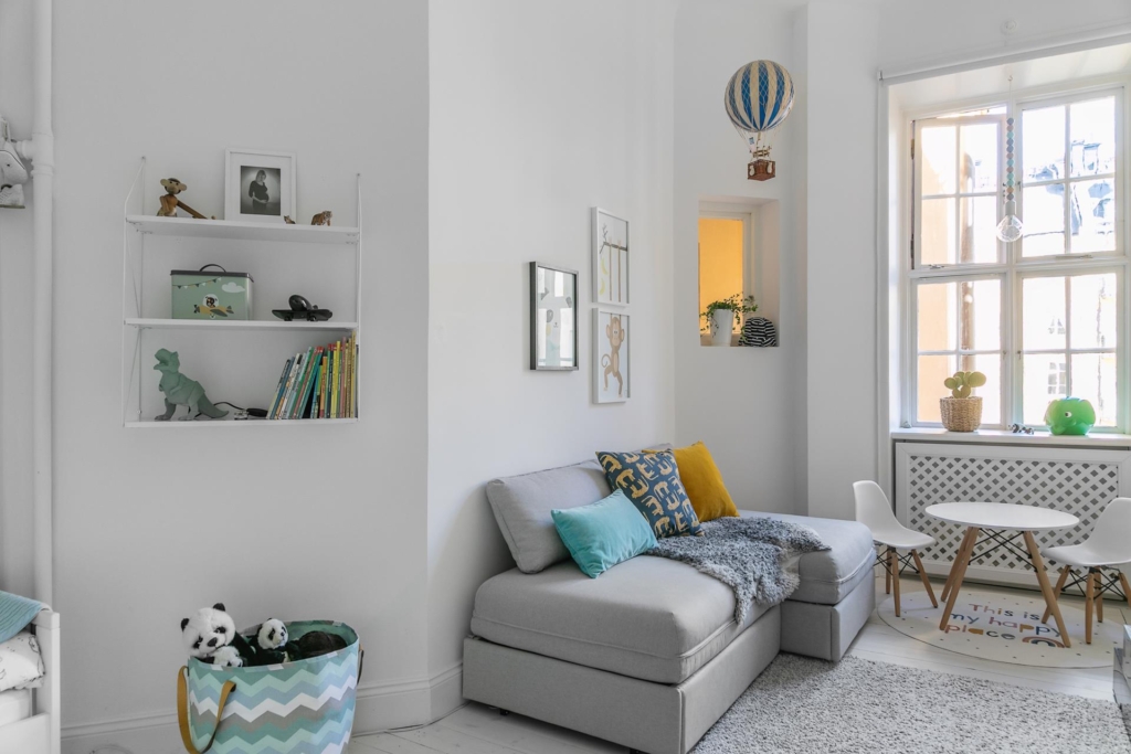 Vacker sekelskiftestrea med balkong och öppen spis i önskeläge i Vasastan!