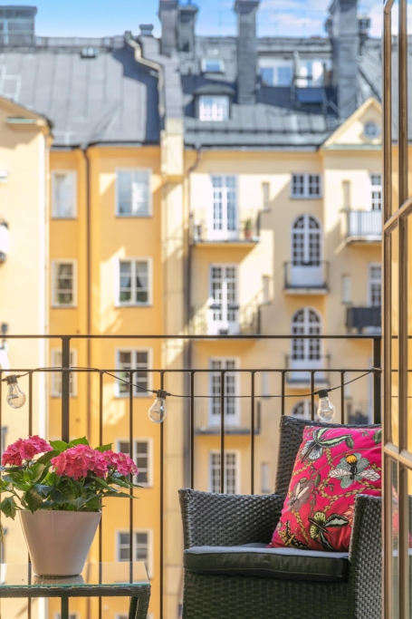 Vacker sekelskiftestrea med balkong och öppen spis i önskeläge i Vasastan!
