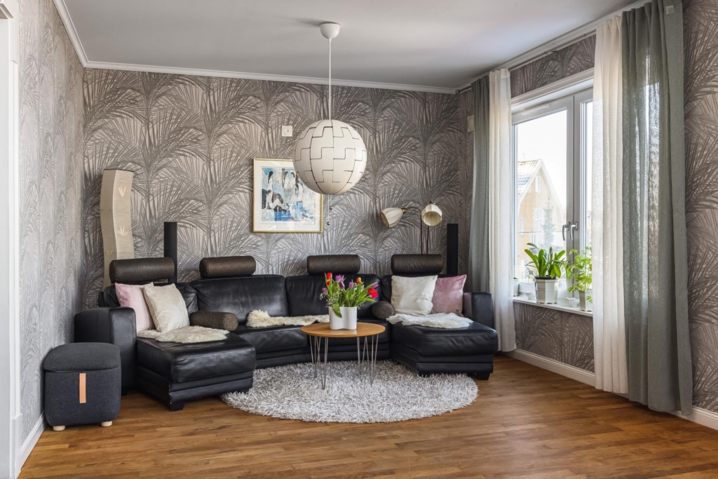 Rymlig villa med hänförande takhöjd och unik arkitektur. Sjöglimt och handduksavstånd till badplats.