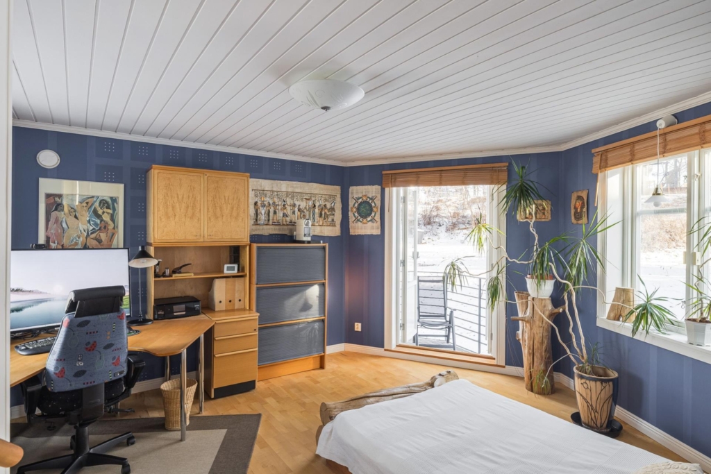 Rymlig villa med hänförande takhöjd och unik arkitektur. Sjöglimt och handduksavstånd till badplats.