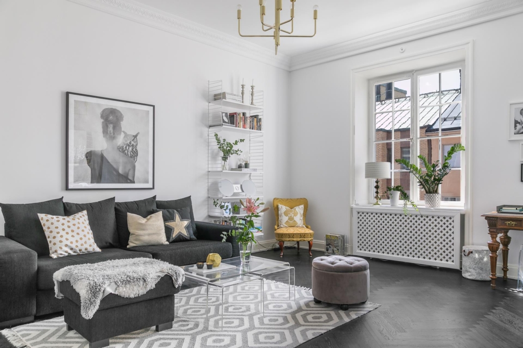 Vacker sekelskiftestrea med balkong och öppen spis i önskeläge i Vasastan!