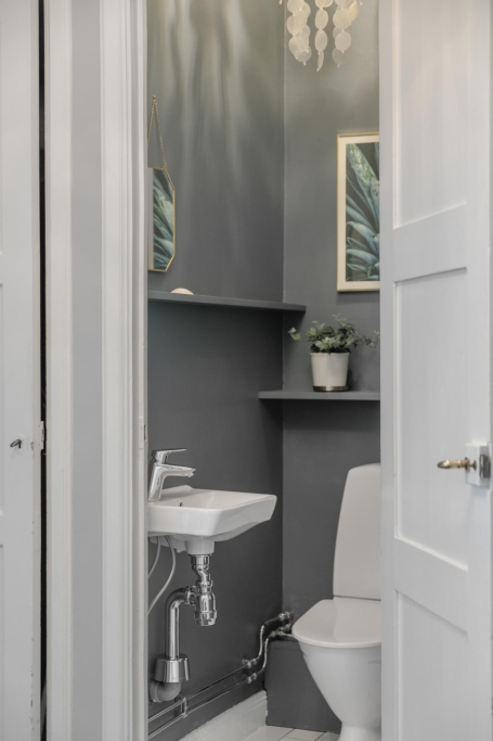 Vacker sekelskiftestrea med balkong och öppen spis i önskeläge i Vasastan!