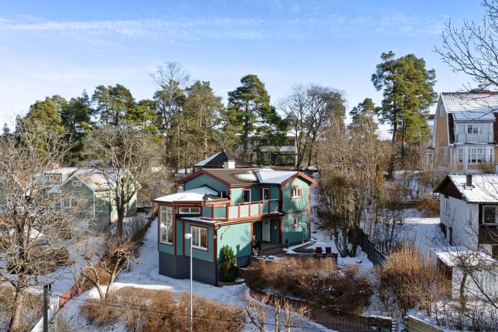 Rymlig villa med hänförande takhöjd och unik arkitektur. Sjöglimt och handduksavstånd till badplats.
