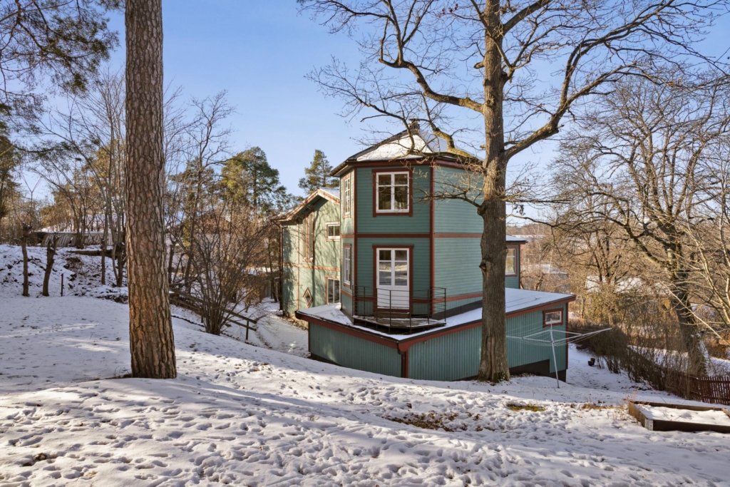 Rymlig villa med hänförande takhöjd och unik arkitektur. Sjöglimt och handduksavstånd till badplats.