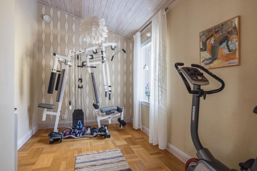 Rymlig villa med hänförande takhöjd och unik arkitektur. Sjöglimt och handduksavstånd till badplats.