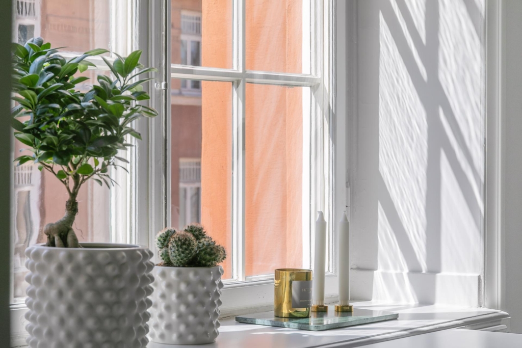 Vacker sekelskiftestrea med balkong och öppen spis i önskeläge i Vasastan!