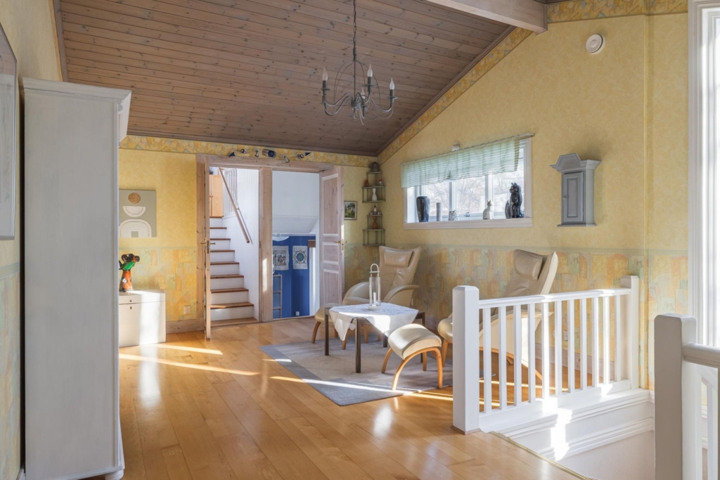 Rymlig villa med hänförande takhöjd och unik arkitektur. Sjöglimt och handduksavstånd till badplats.