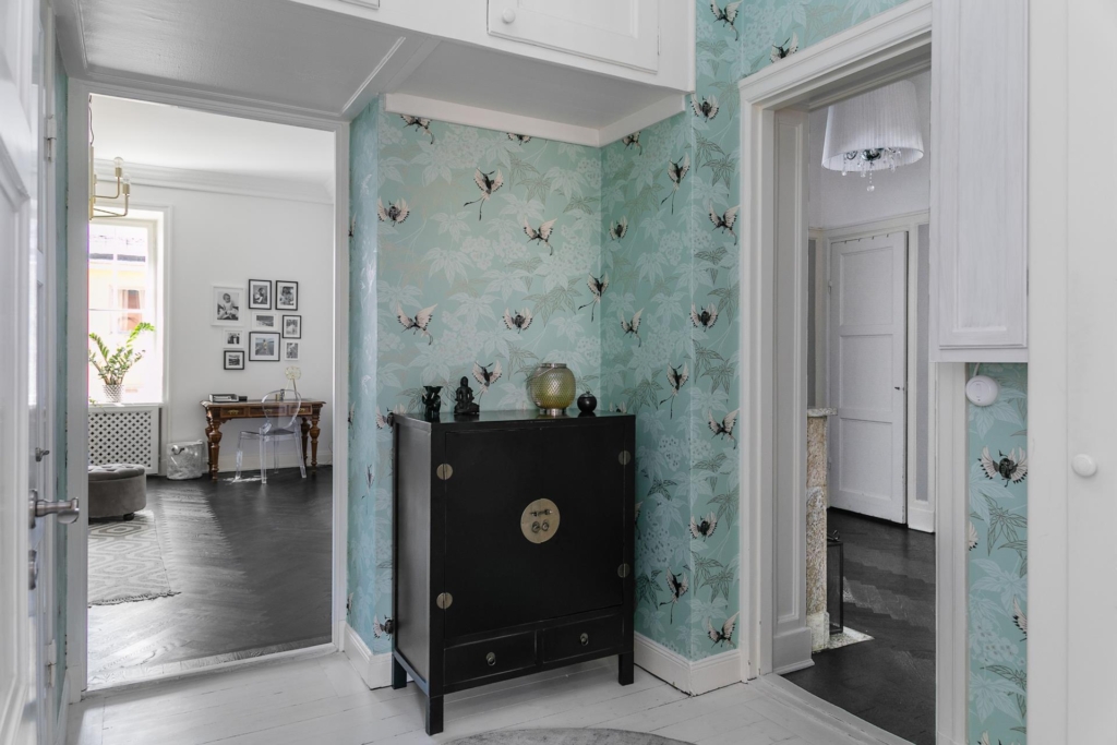 Vacker sekelskiftestrea med balkong och öppen spis i önskeläge i Vasastan!