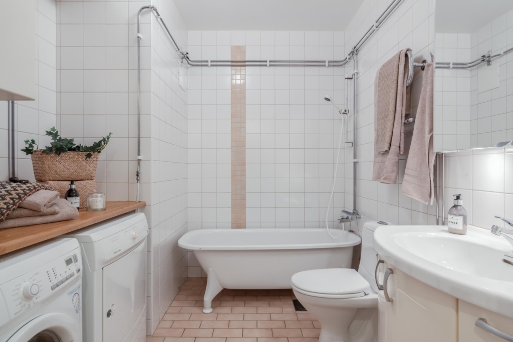 Högt upp i huset med dubbla balkonger och fri vy