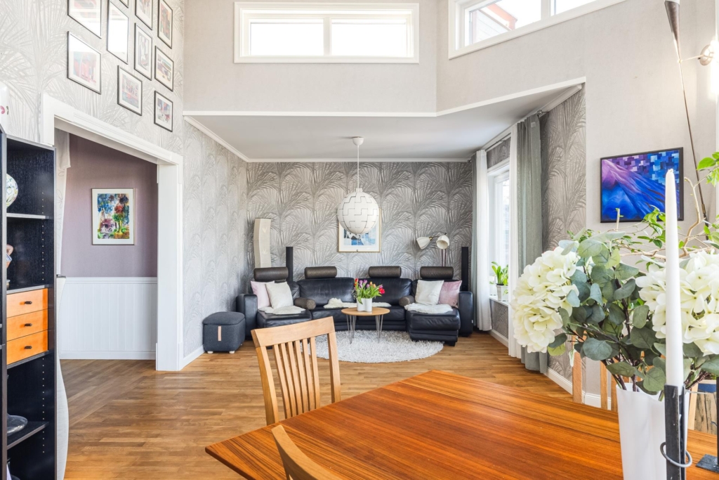 Rymlig villa med hänförande takhöjd och unik arkitektur. Sjöglimt och handduksavstånd till badplats.