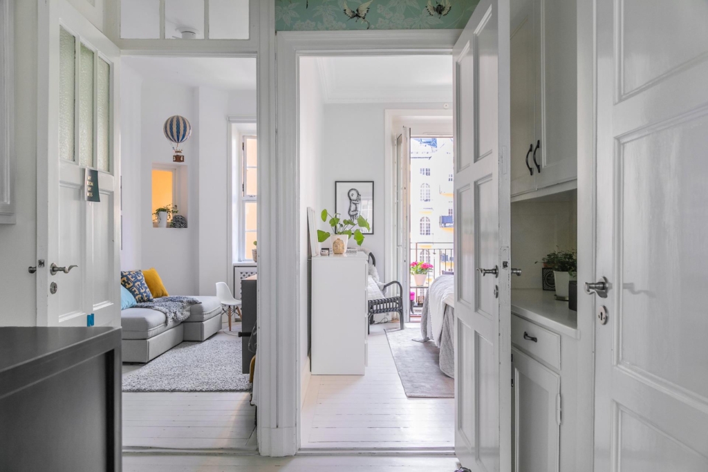 Vacker sekelskiftestrea med balkong och öppen spis i önskeläge i Vasastan!