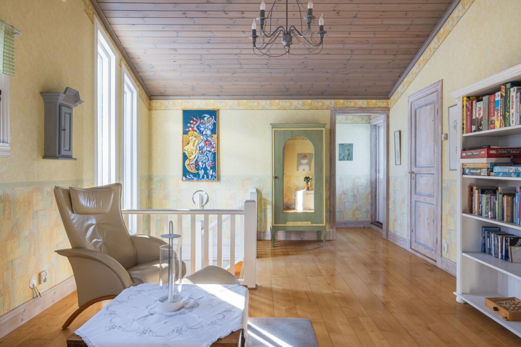 Rymlig villa med hänförande takhöjd och unik arkitektur. Sjöglimt och handduksavstånd till badplats.