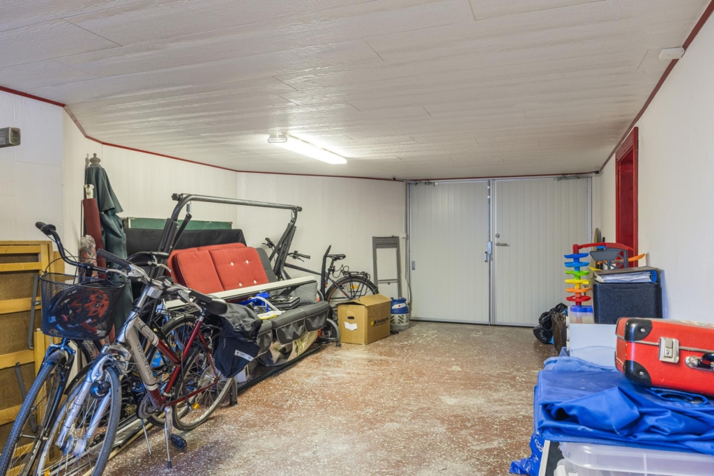 Rymlig villa med hänförande takhöjd och unik arkitektur. Sjöglimt och handduksavstånd till badplats.