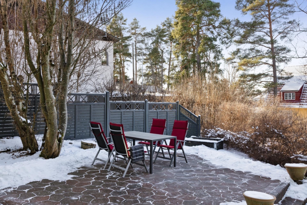 Rymlig villa med hänförande takhöjd och unik arkitektur. Sjöglimt och handduksavstånd till badplats.