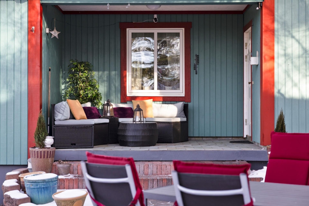 Rymlig villa med hänförande takhöjd och unik arkitektur. Sjöglimt och handduksavstånd till badplats.