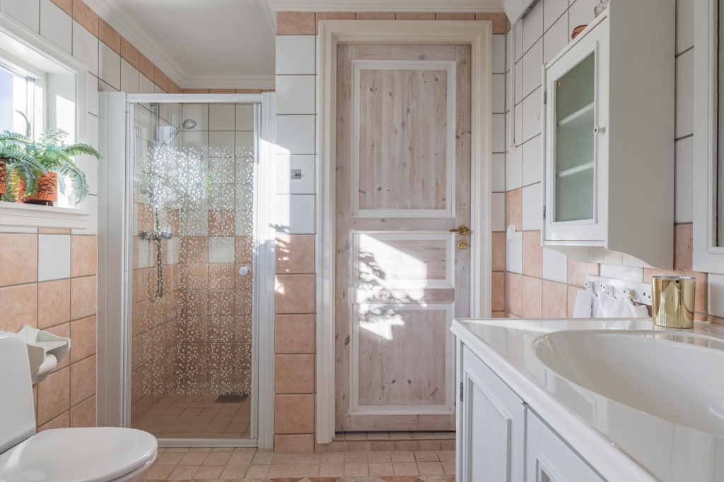 Rymlig villa med hänförande takhöjd och unik arkitektur. Sjöglimt och handduksavstånd till badplats.