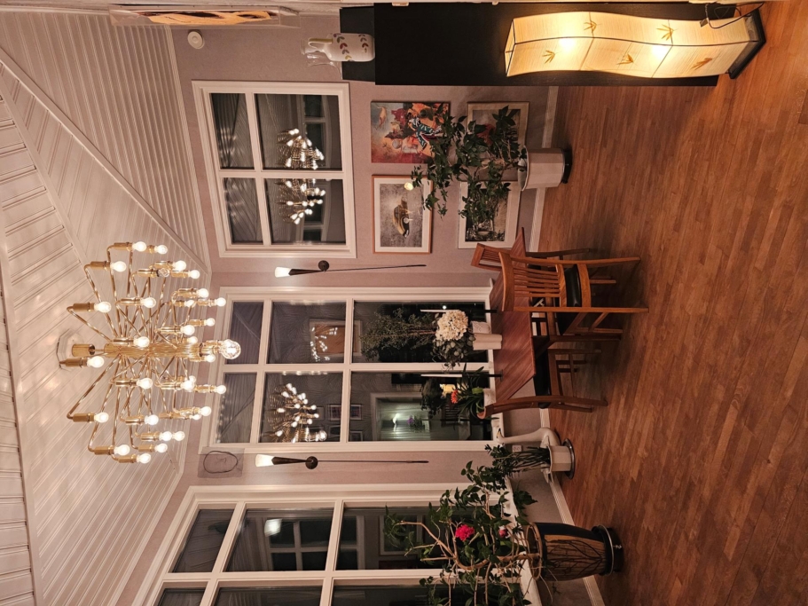 Rymlig villa med hänförande takhöjd och unik arkitektur. Sjöglimt och handduksavstånd till badplats.