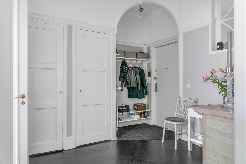 Vacker sekelskiftestrea med balkong och öppen spis i önskeläge i Vasastan!