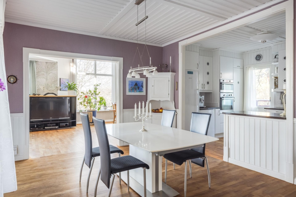 Rymlig villa med hänförande takhöjd och unik arkitektur. Sjöglimt och handduksavstånd till badplats.