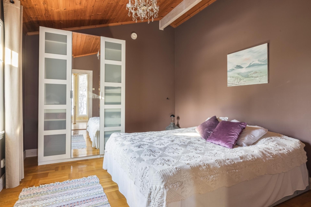 Rymlig villa med hänförande takhöjd och unik arkitektur. Sjöglimt och handduksavstånd till badplats.