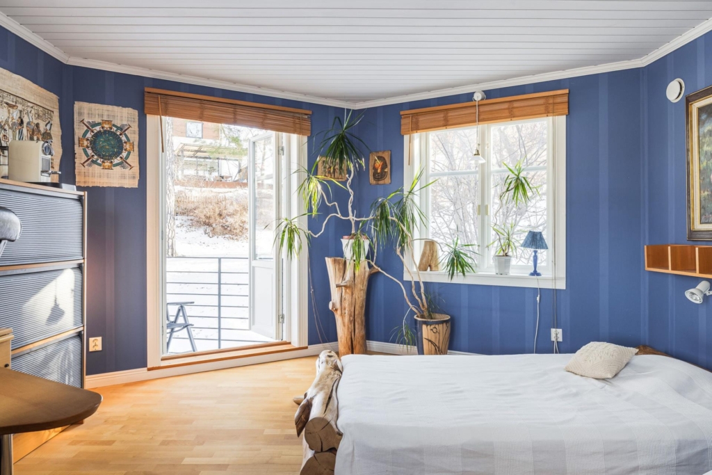 Rymlig villa med hänförande takhöjd och unik arkitektur. Sjöglimt och handduksavstånd till badplats.