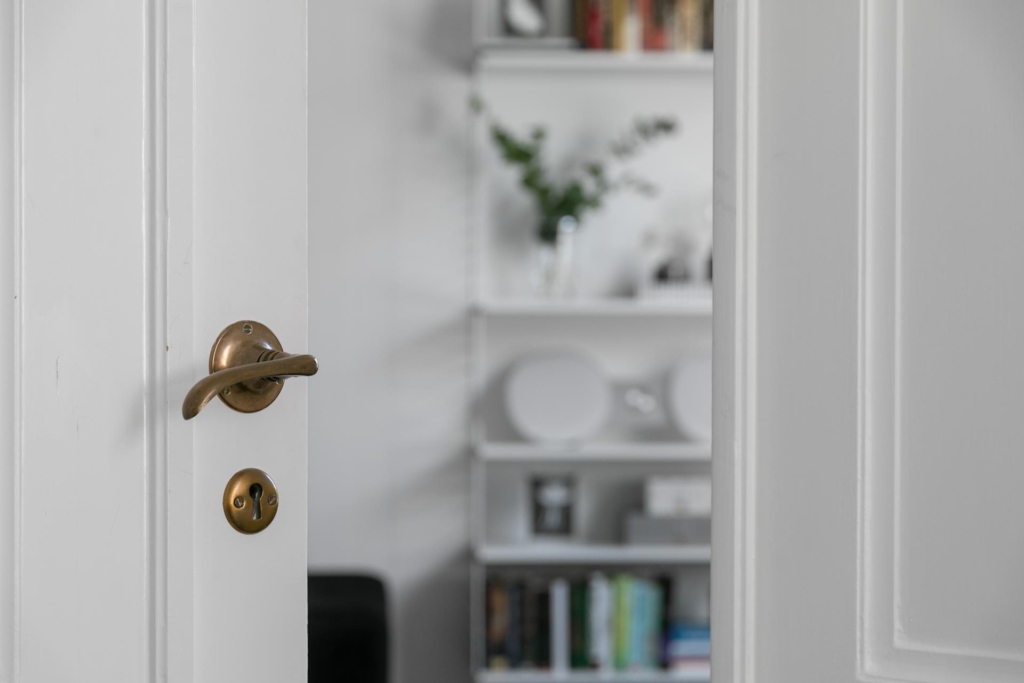 Vacker sekelskiftestrea med balkong och öppen spis i önskeläge i Vasastan!