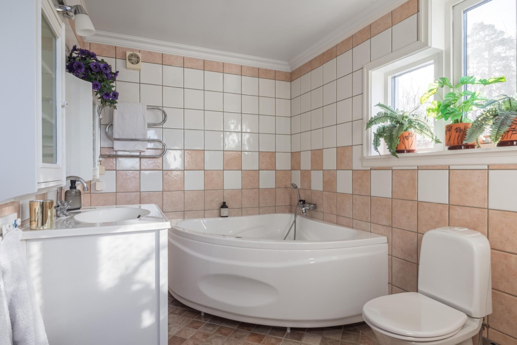 Rymlig villa med hänförande takhöjd och unik arkitektur. Sjöglimt och handduksavstånd till badplats.