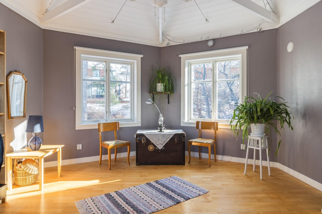 Rymlig villa med hänförande takhöjd och unik arkitektur. Sjöglimt och handduksavstånd till badplats.