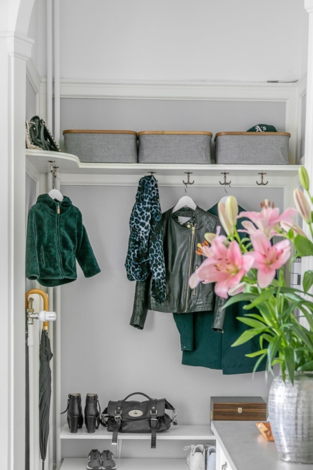 Vacker sekelskiftestrea med balkong och öppen spis i önskeläge i Vasastan!