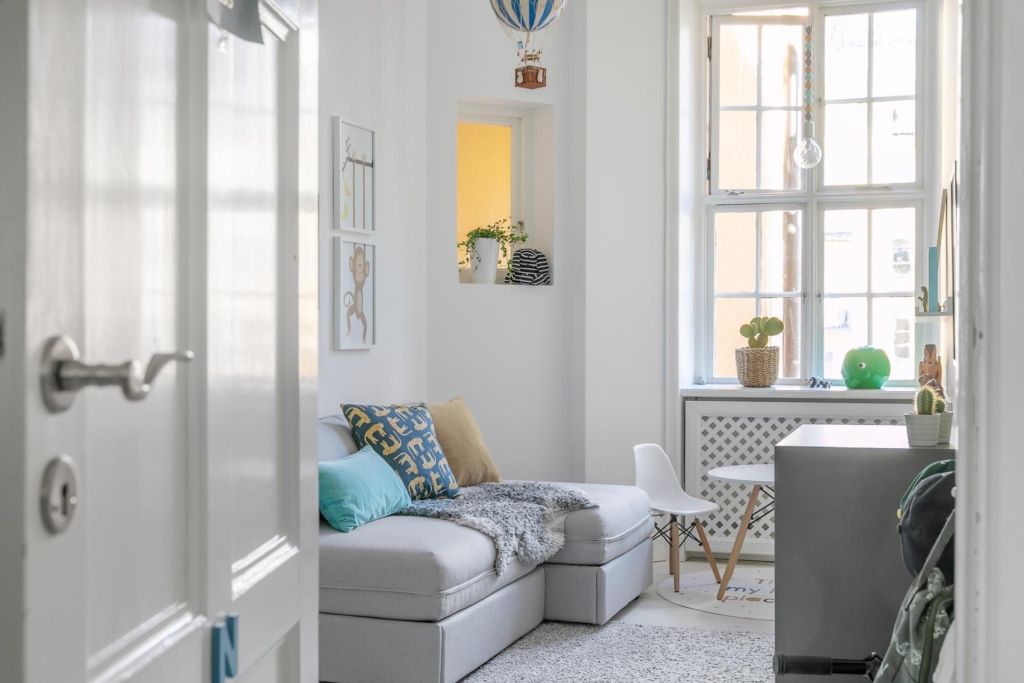 Vacker sekelskiftestrea med balkong och öppen spis i önskeläge i Vasastan!