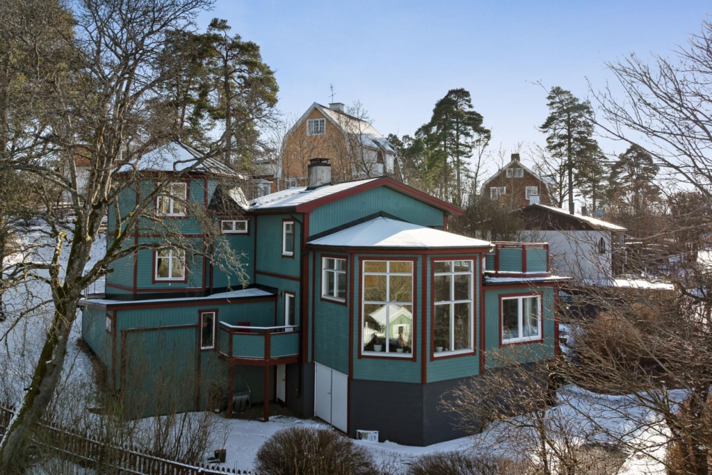 Rymlig villa med hänförande takhöjd och unik arkitektur. Sjöglimt och handduksavstånd till badplats.