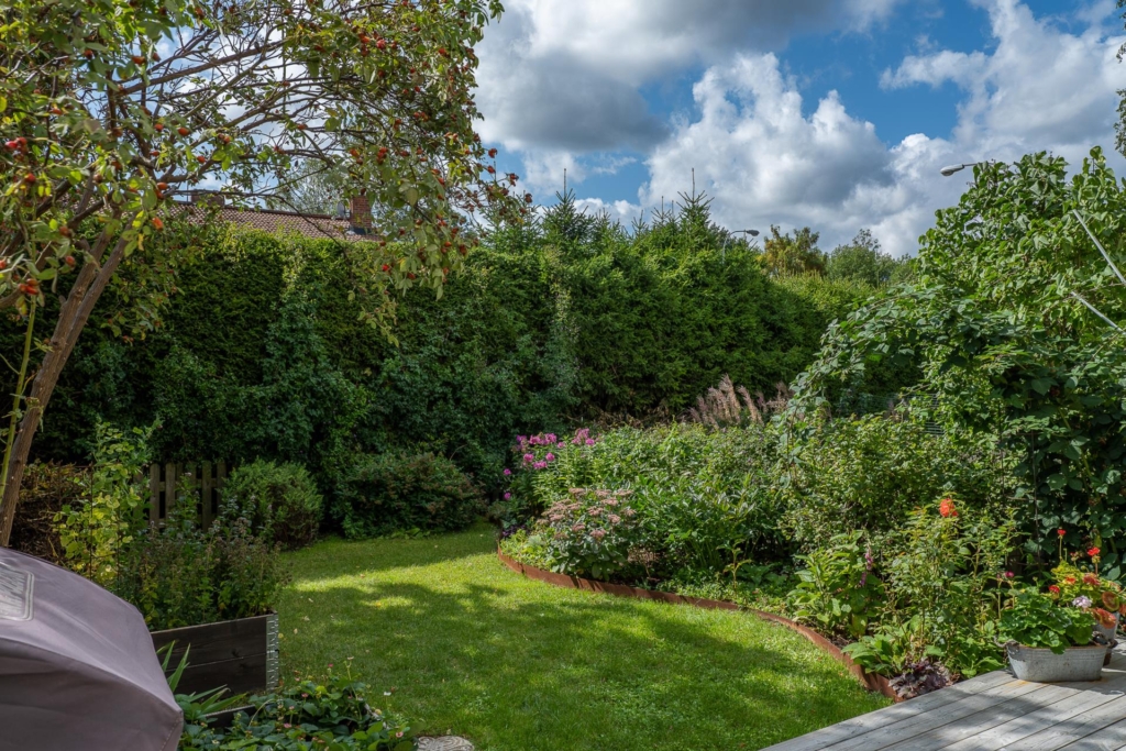 Radhus 4 rum och fin trädgård med blommor och bär!