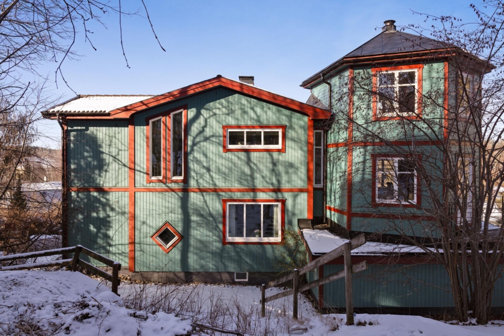 Rymlig villa med hänförande takhöjd och unik arkitektur. Sjöglimt och handduksavstånd till badplats.