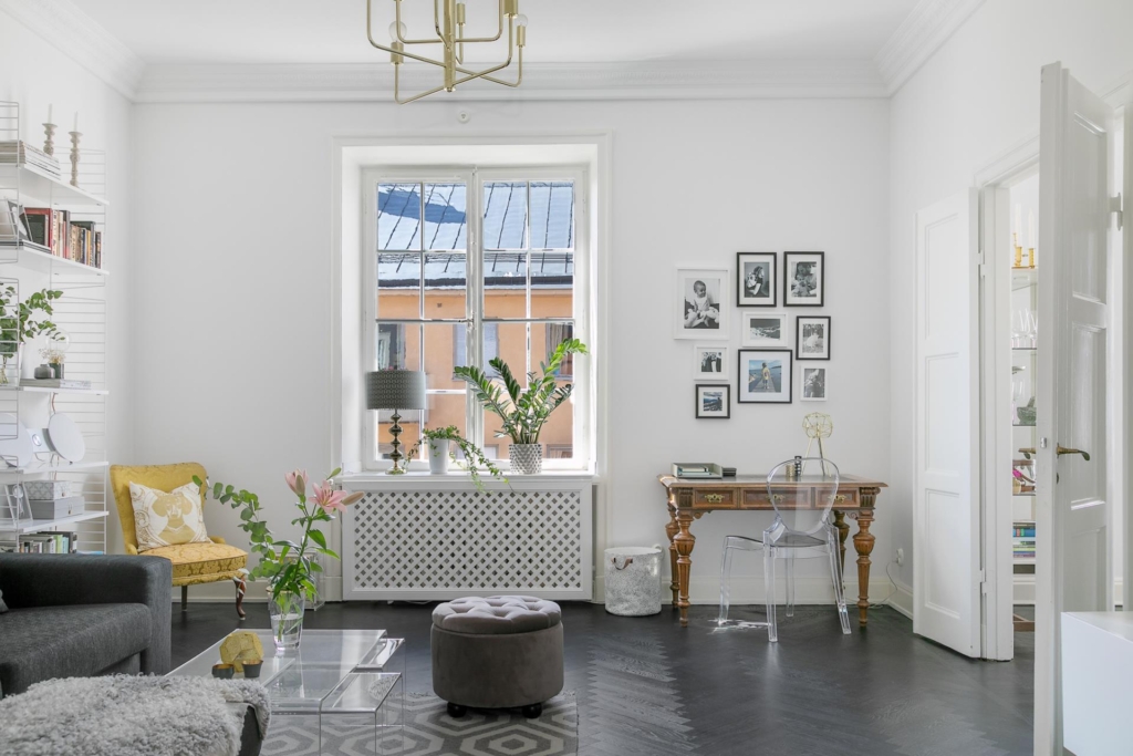 Vacker sekelskiftestrea med balkong och öppen spis i önskeläge i Vasastan!