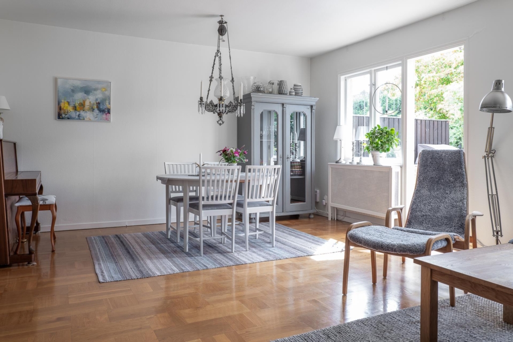 Radhus 4 rum och fin trädgård med blommor och bär!