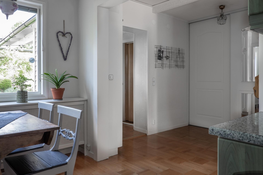 Radhus 4 rum och fin trädgård med blommor och bär!