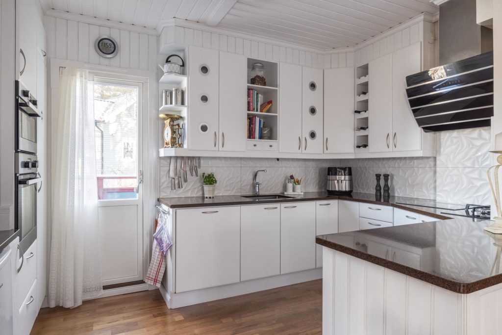 Rymlig villa med hänförande takhöjd och unik arkitektur. Sjöglimt och handduksavstånd till badplats.