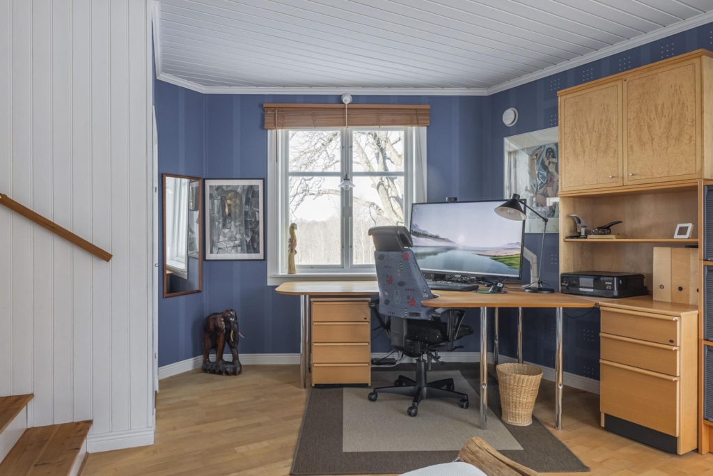 Rymlig villa med hänförande takhöjd och unik arkitektur. Sjöglimt och handduksavstånd till badplats.