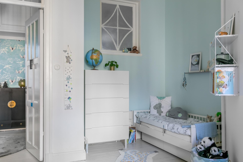 Vacker sekelskiftestrea med balkong och öppen spis i önskeläge i Vasastan!